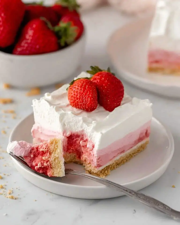 Strawberry Lasagna: No-Bake Dessert with Fresh Strawberries and Oreo Crust Recipe